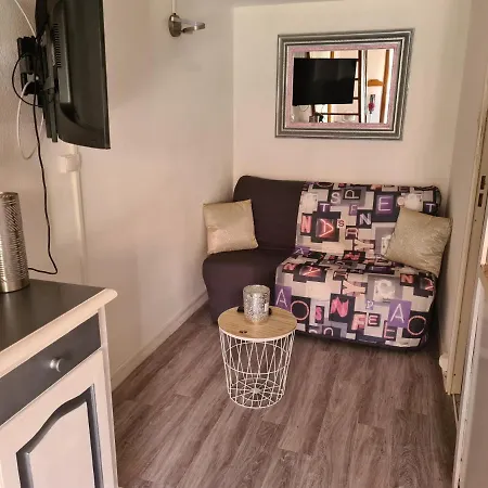 Maison En Bord D'etang Holiday home *