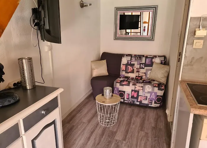 Maison En Bord D'etang بيت للعطل *